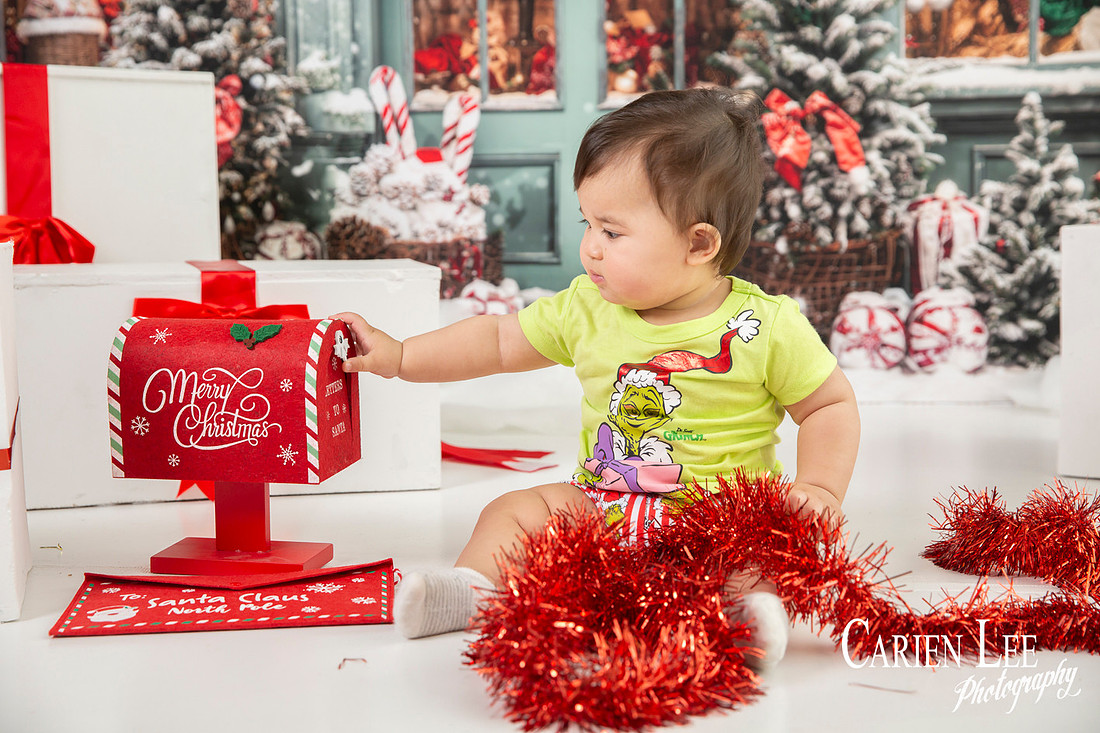 Kids meeting Santa during Bunbury Christmas mini photo session