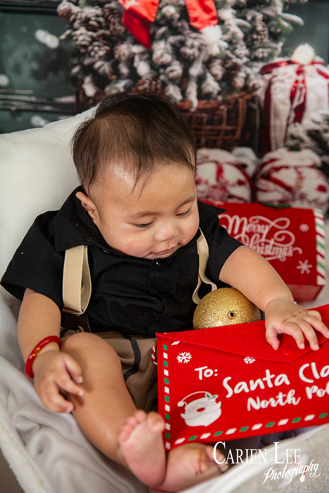 Kids meeting Santa during Bunbury Christmas mini photo session