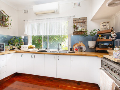 1A Steere Crescent Bunbury kitchen with build in cupboards