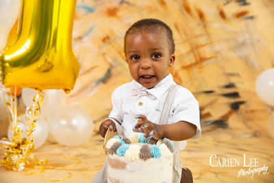 photo of a dalyellup boy celebrating his 1st birthday during a cake smash session
