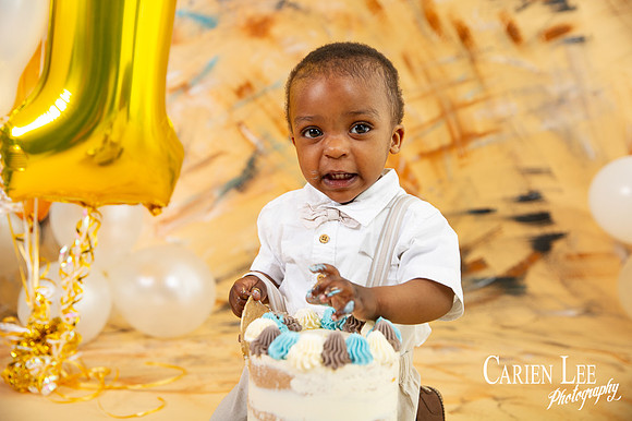 photo of a dalyellup boy celebrating his 1st birthday during a cake smash session