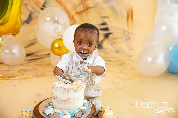 One year old Dalyellup boy celebrating his birthday with a cake smash session