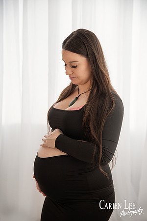 Expecting mum photographed in Bunbury Studio