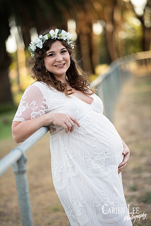 Bunbury photographer captures glowing mum to be in park in Bunbury